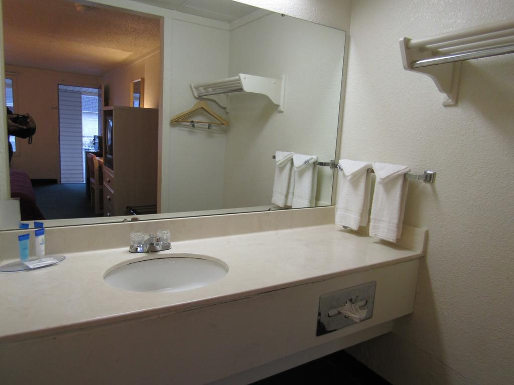 Austin Town Inn Austintown ภายนอก รูปภาพ